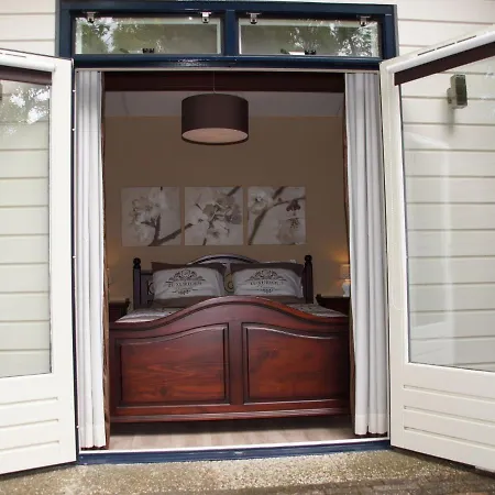 Spacious Holiday In With Private Garden